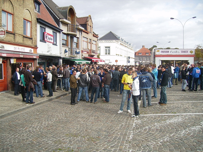  Brugge supporters verzamelen hier voor de wedstrijd voor eenlekker belgisch biertje